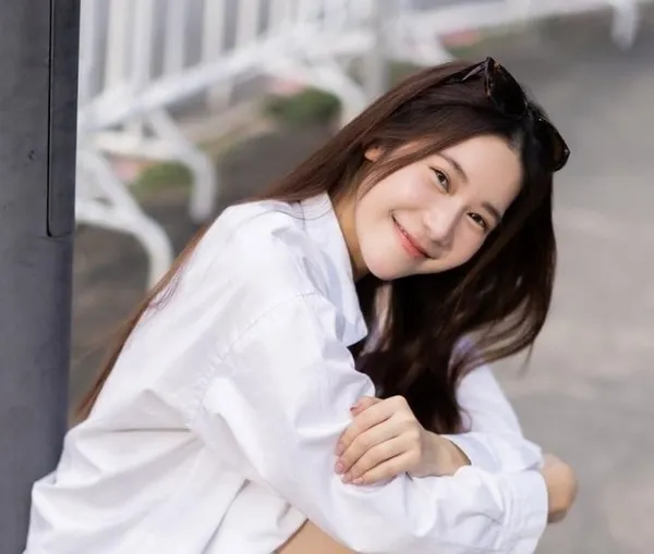 Earn Preeyaphat Lawsuwansiri sở hữu nụ cười rất riêng