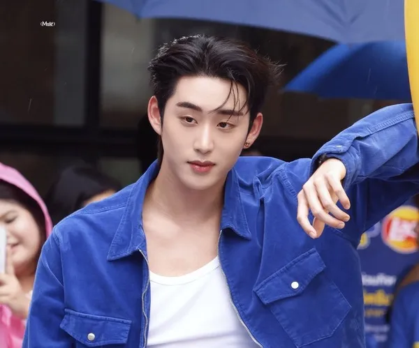 Est Supha Sangaworawong với jacket xanh