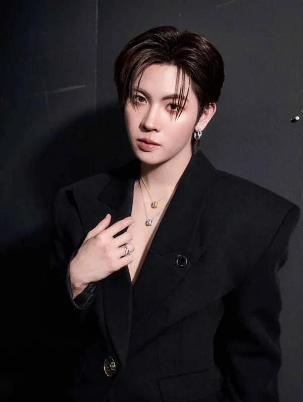 FirstOne Wannakorn Reungrat mặc vest đen