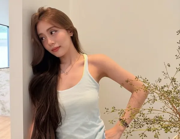 Fond Natticha Chantaravareelekha áo ba lỗ trắng đơn giản
