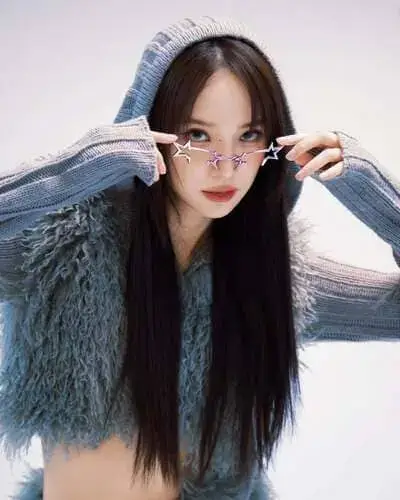 Jan Ployshompoo Supasap chụp ảnh cho gentle monster