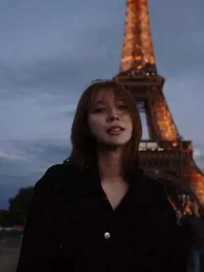 Jan Ployshompoo Supasap chụp ảnh tại Paris