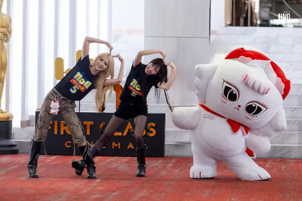 JanJingJing chụp ảnh cùng mascot Jewel