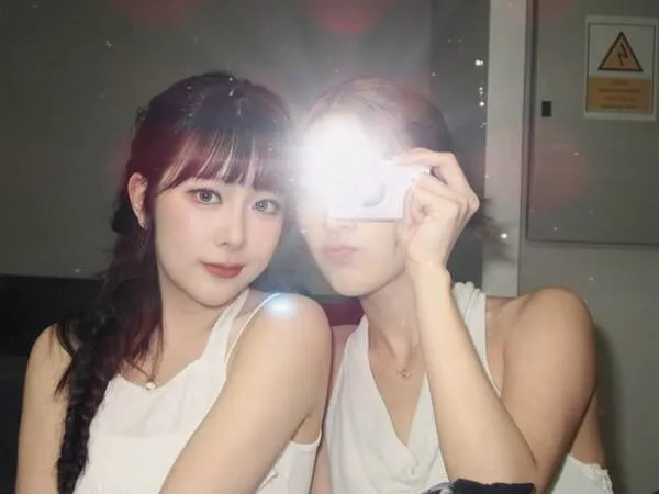 Ảnh JaoyingMewnich selfie trước gương với flash