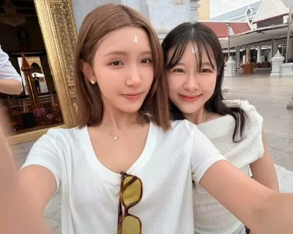 JaoyingMewnich cùng đi lễ tại chùa