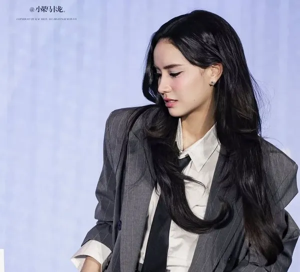 Jayna Angelina Stevens mặc vest trên stage