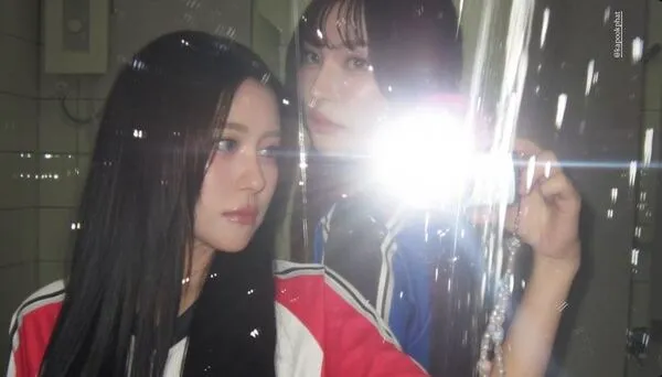 KapookCiize selfie trước gương với ánh đèn flash