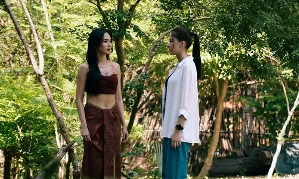 2 nhân vật chính đang đấu tranh Khom Khlang