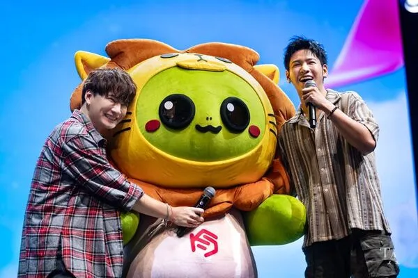 KristSingto chụp ảnh cùng mascot Kingman 