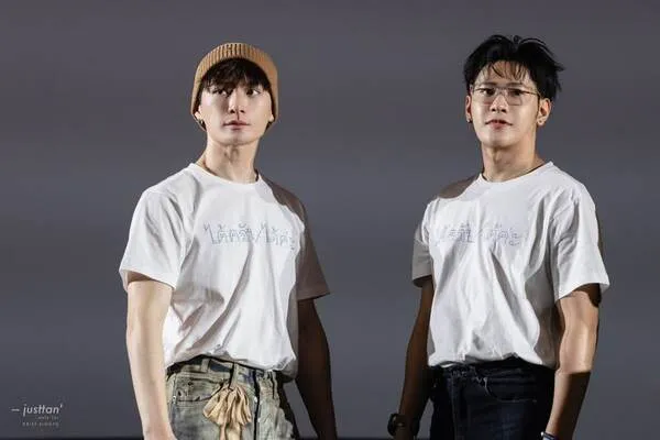 KristSingto tham gia hoạt động cùng fan