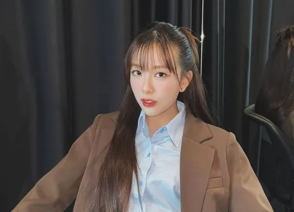 Mewnich Nannaphas Loetnamchoetsakun  trong bộ vest