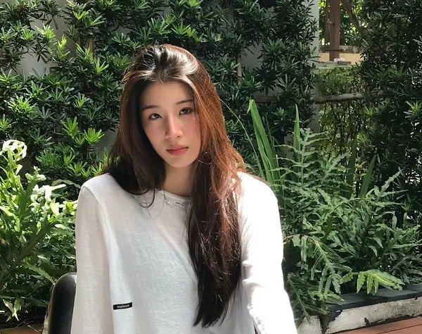 MingMing Kanyakorn Namboonrueang chụp ảnh dưới nắng