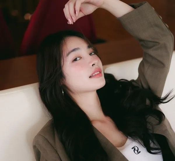 Mint Ranchrawee Uakoolwarawat chụp ảnh tạp chí