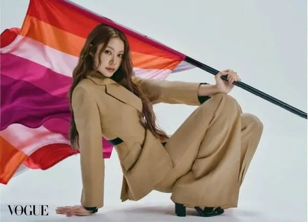 Namtan Tipnaree Weerawatnodom với cờ LGBT