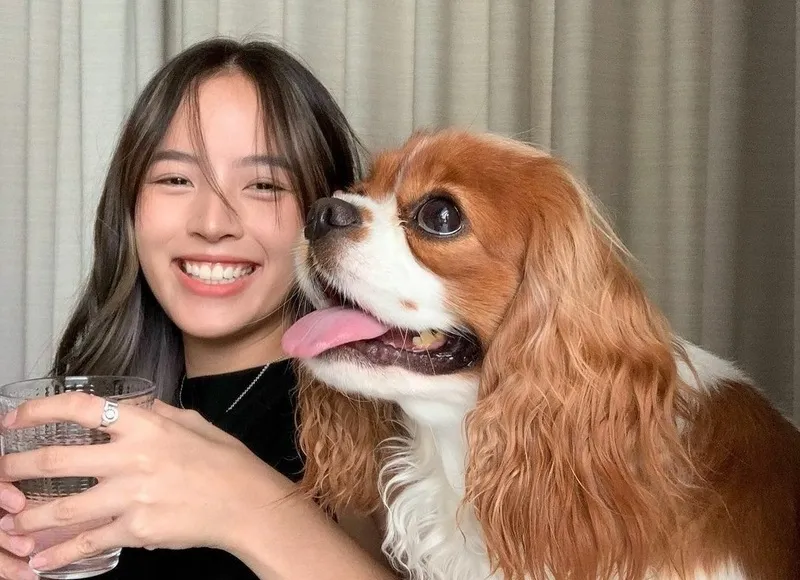 Nychaa Nuttanicha Dungwattanawanich chụp ảnh cùng cún cưng