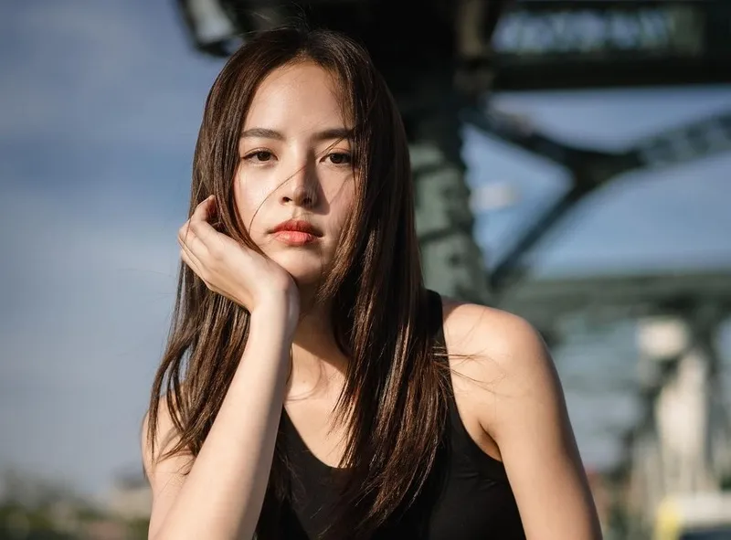 Nychaa Nuttanicha Dungwattanawanich thả dáng dưới phố