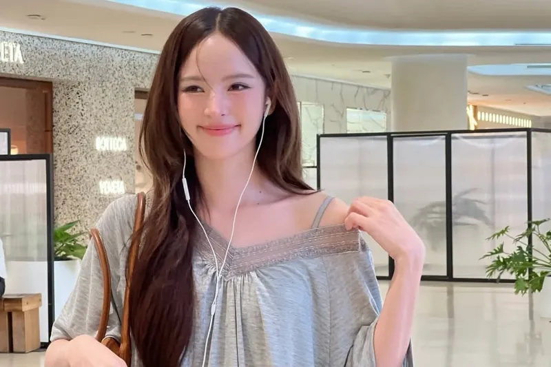 Nychaa Nuttanicha Dungwattanawanich selfie đeo tai nghe dây