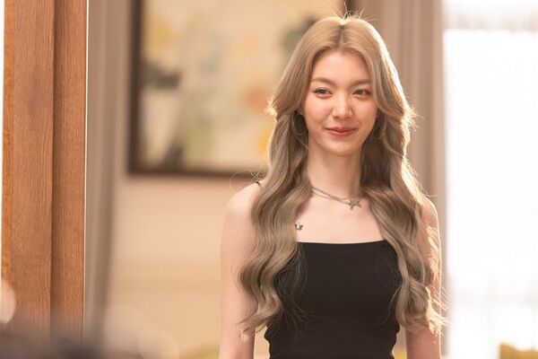Orm Kornnaphat đảm nhận vai Ayla Sasina