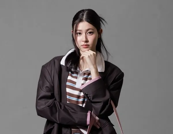 Pahn Pathitta Pornchumroenrut chụp ảnh cho nhãn hàng