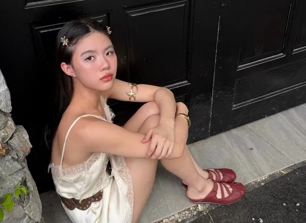Sabsima Payakharn chụp ảnh bên cửa