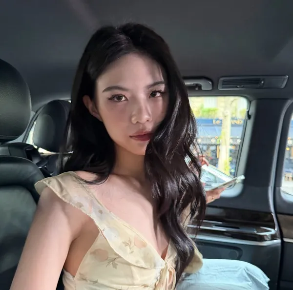 Pang Sabsima selfie trên xe