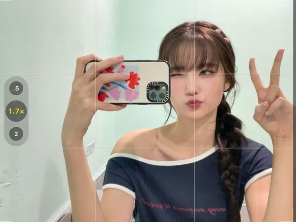 Ảnh Piploy Kanyarat Ruangrung selfie trước gương