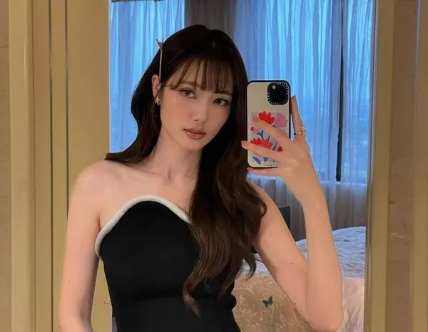 Ảnh Piploy Kanyarat Ruangrung selfie váy đen