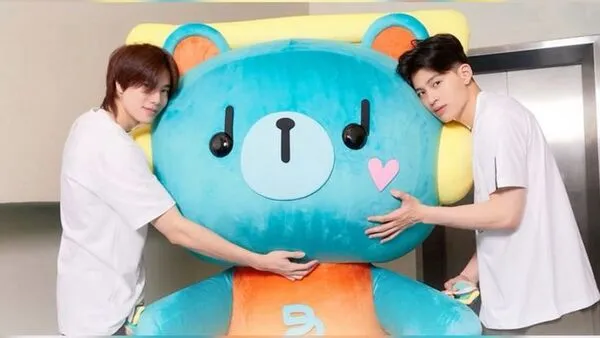 PondPhuwin chụp ảnh cùng mascot PermPoon