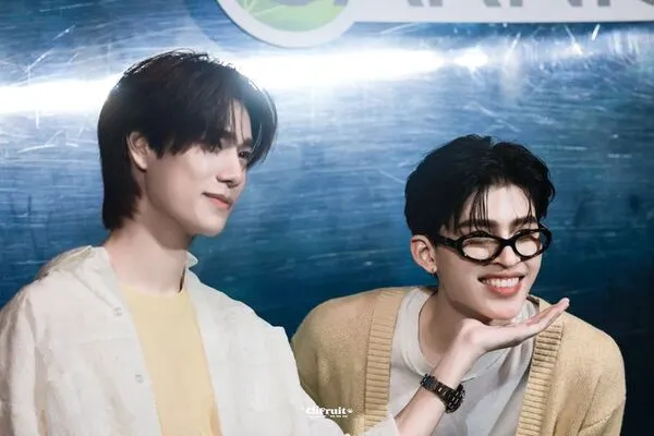 PondPhuwin tạo dáng đáng yêu cho fan xem