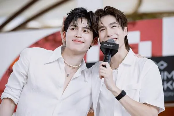 PondPhuwin xinh tươi với áo sơ mi trắng