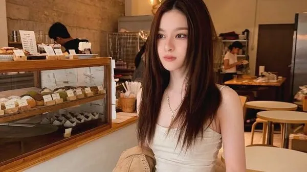 Prim Chanikarn Tangkabodee thả dáng ở quán cafe