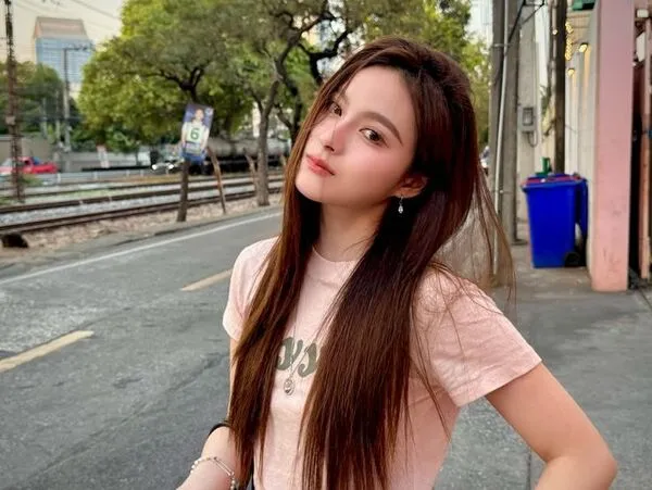 ảnh Prim Chanikarn Tangkabodee bên đường phố