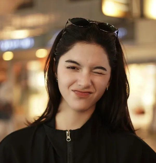 Shelly Phetsai Chanrueang làm biểu cảm đáng yêu