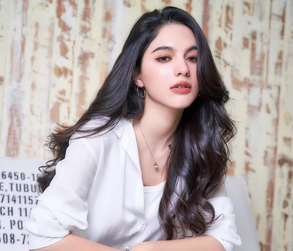 Shelly Phetsai Chanrueang bắt đầu sự nghiệp với người mẫu