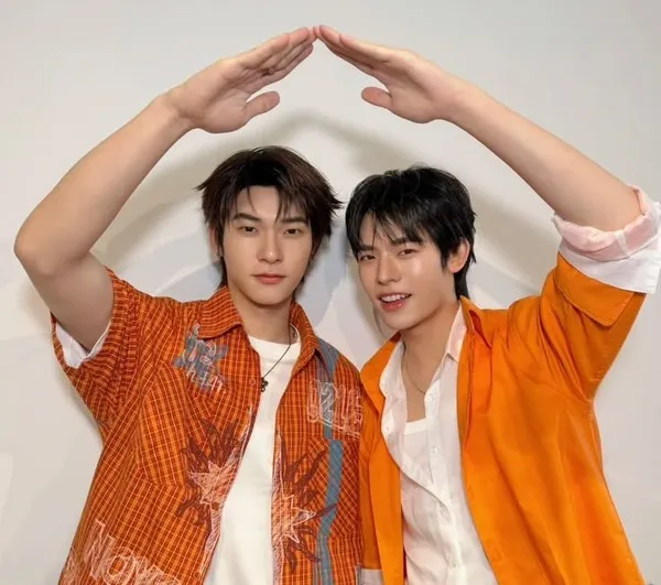 Couple TeeTeePor tạo dáng ngồi nhà