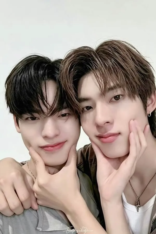 couple TeeTeePor tạo dáng đáng yêu cùng nhau