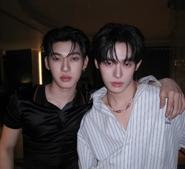couple TeeTeePor chụp ảnh trong phòng tối