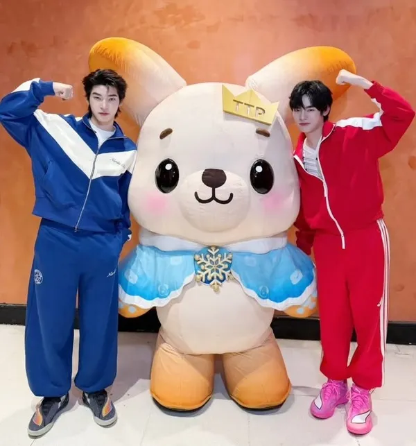 Couple TeeTeePor chụp ảnh cùng mascot BokBear