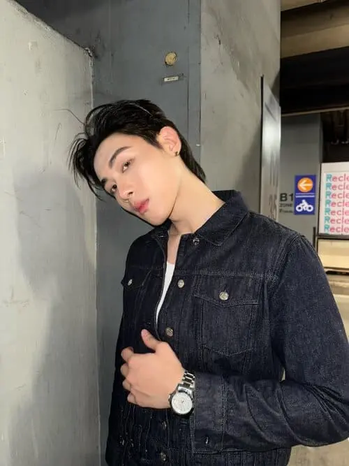 Toptap Jarukit Kaewmoonrueang trong trang phục denim