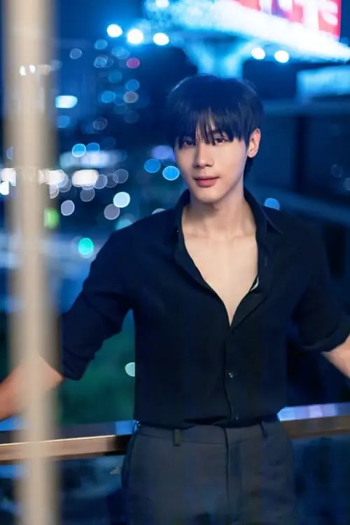 Toptap Jarukit Kaewmoonrueang với áo sơ mi đen