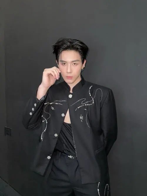 Toptap Jarukit Kaewmoonrueang chụp ảnh trước khi lên stage