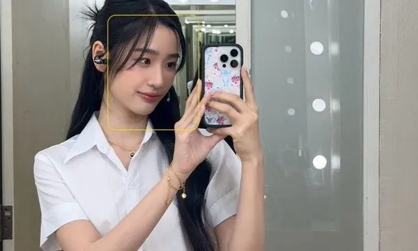Tu Tontawan Tantivejakul ảnh selfie trước gương