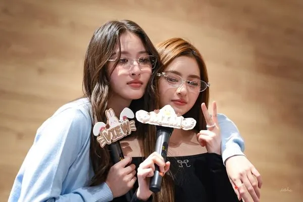 ViewMim pose dáng đáng yêu bên cạnh fan