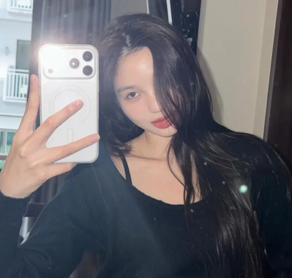 Waifha Chanitsiri Ratananimit selfie trước gương