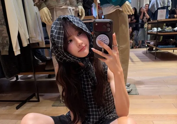 Yoshi Rinrada Thurapan selfie trước gương đáng yêu