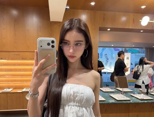 Yoshi Rinrada Thurapan selfie trước gương đeo kính