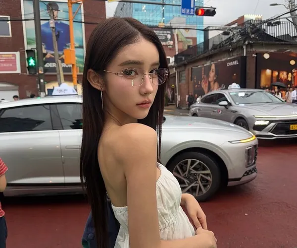 Yoshi Rinrada Thurapan đeo kính đường phố